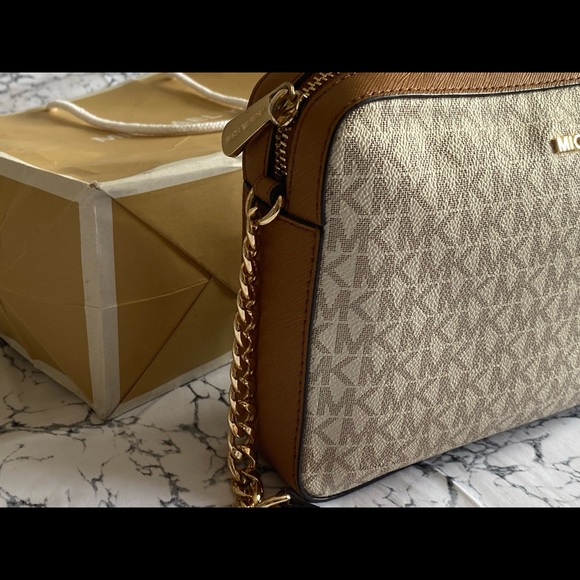 Ginny Medium Pebbled Leather Crossbody Bag - Picture 2 of 14